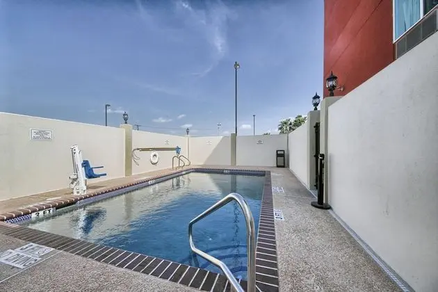 Motel 6 Weslaco, TX - Havuz