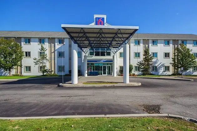 Motel 6 Whitby, ON - Toronto East