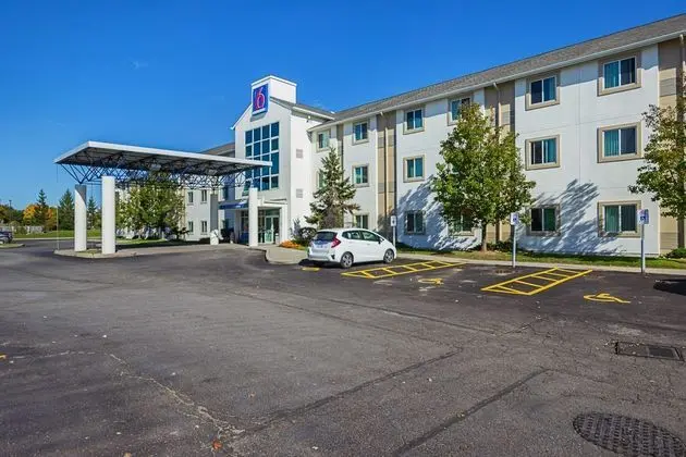 Motel 6 Whitby, ON - Toronto East - Dış Mekan