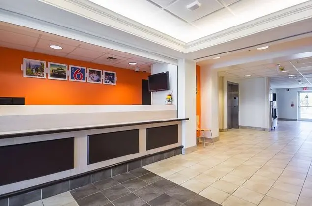 Motel 6 Whitby, ON - Toronto East - Lobi