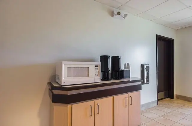 Motel 6 Whitby, ON - Toronto East - Yerinde Yemek