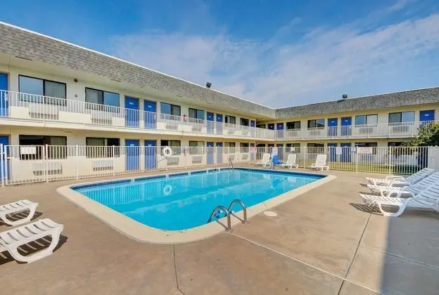 Motel 6 Wichita, KS - Havuz