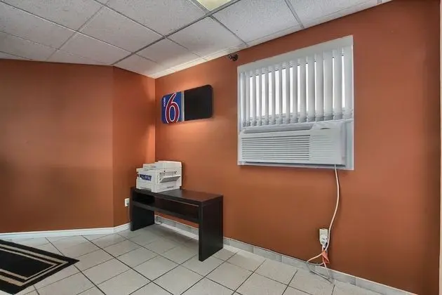 Motel 6 Windsor, ON - Lobi