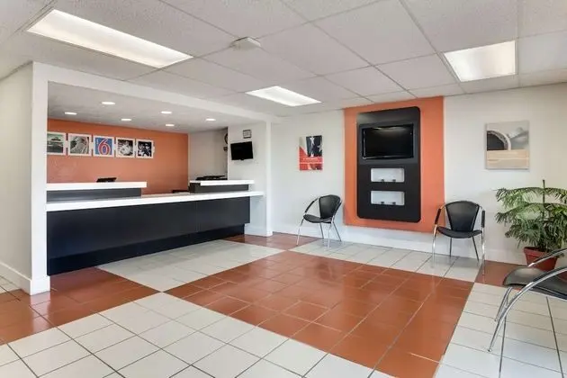 Motel 6 Youngstown, OH - Lobi