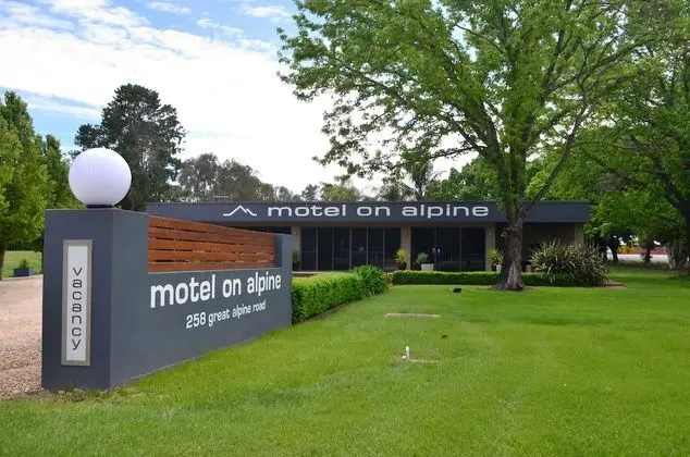 Motel On Alpine - Dış Mekan