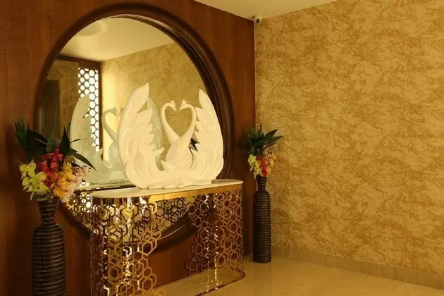 M Crown Hotel - Lobi