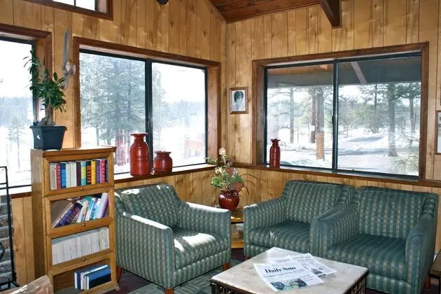 Motel In The Pines - Lobi