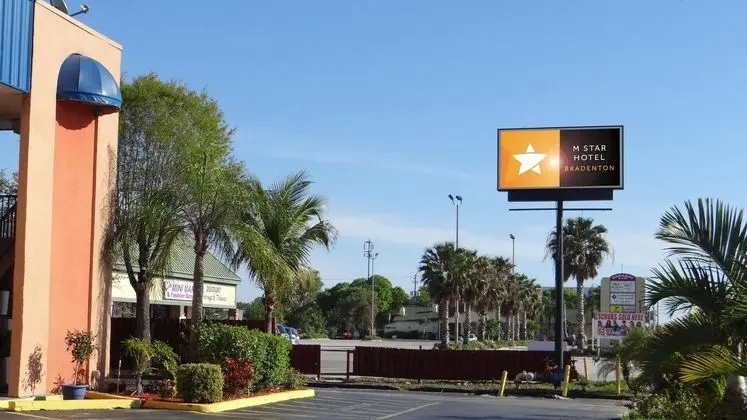 M Star Bradenton - Genel
