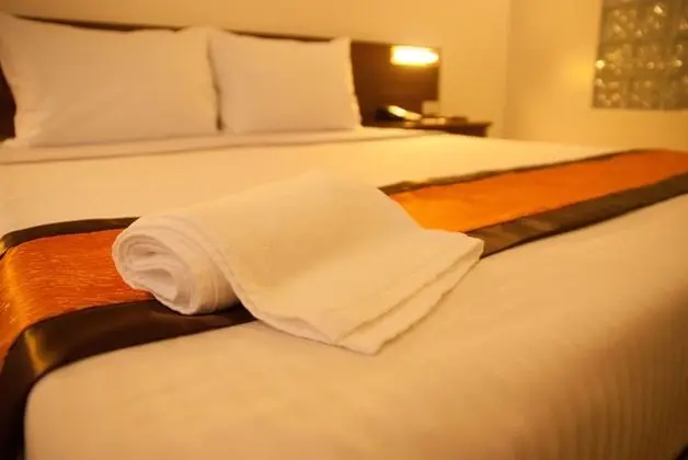M Suites Hotel - Oda
