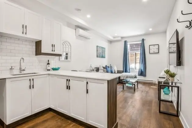 M11 Upscale Comfy Studio w AC in Perfect Location