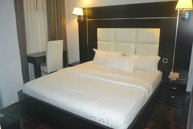 Mac Dove Lounge & Suites ltd