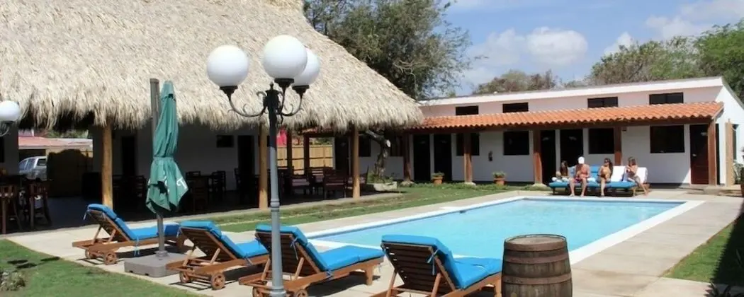 Machele' s Place Beachside Hotel & Pool