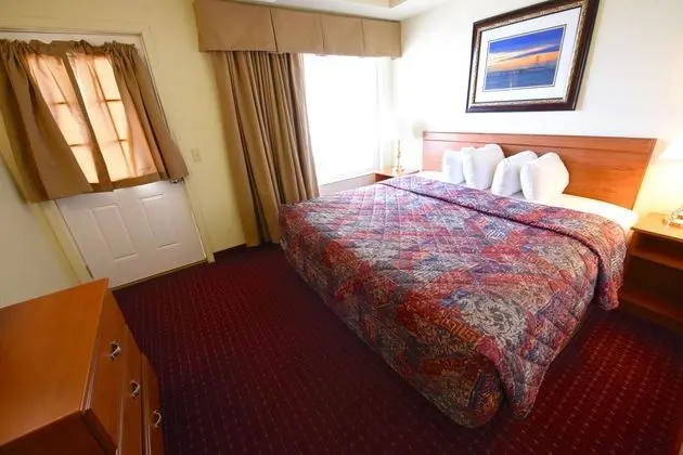 Mackinaw Beach & Bay Inn & Suites