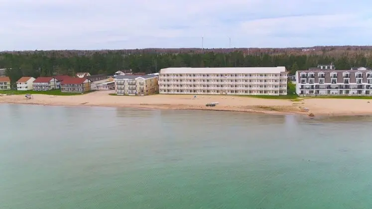 Mackinaw Beach & Bay Inn & Suites