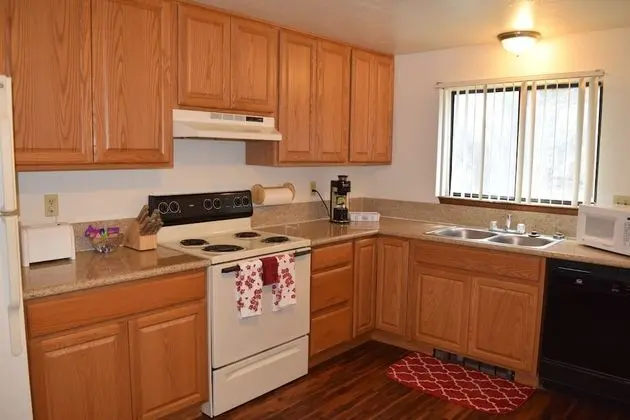 Mactavish Court Townhomes - Mutfak