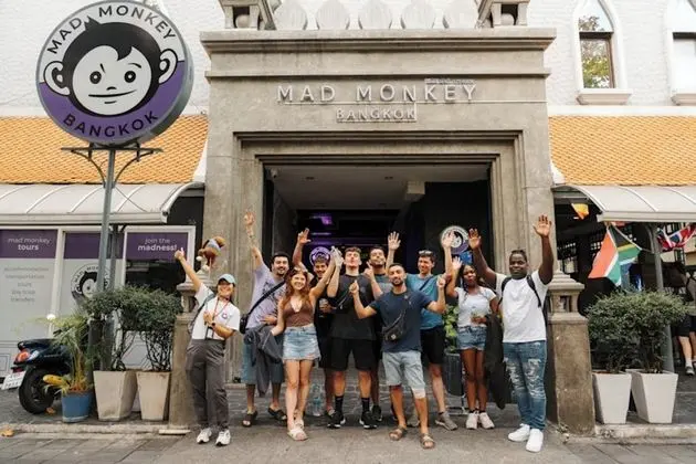 Mad Monkey Bangkok Hostel - Adults Only - Dış Mekan