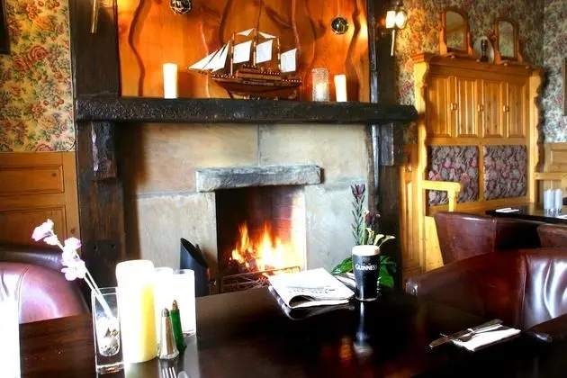 Maddens Bridge Bar & Guesthouse - İç Mekan