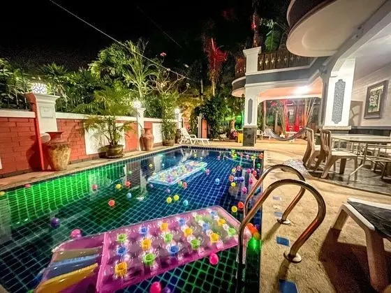 Madee Villa - Pattaya Holiday House Walking Street - Dış Mekan