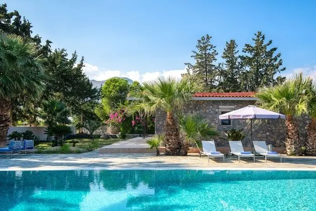 Madia Villa