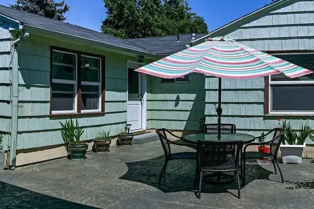 Madi's Place ~ Guest House - 1