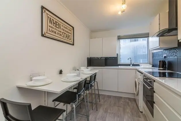 Magdala Apartment Sleek and Modern 2bed - Mutfak