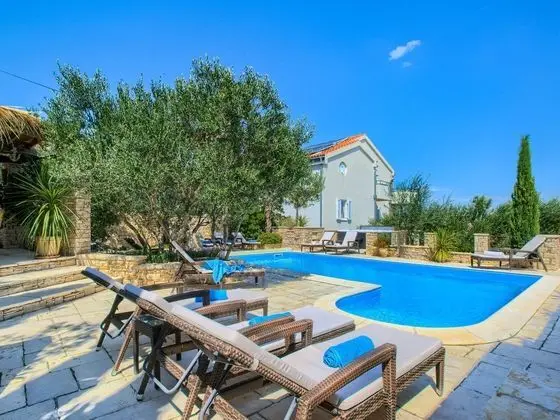 Magnific Apartment in Murter With Bubble Bath - Havuz