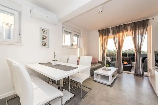 Villa Magnifica Apartments with pool - Öne Çıkan Resim