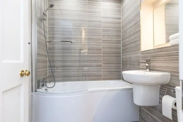 Magnificent 2 Bedroom Flat in Historic Army Barracks - Banyo Tipleri
