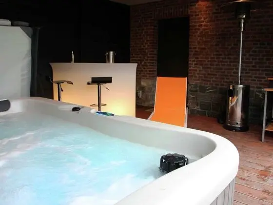 Magnificent Character Cottage with Spa Tub near Marche-en-Famenne - Dış Mekan