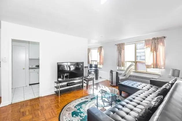 Magnificent Condo at Leaside - 10 Mins to Downtown
