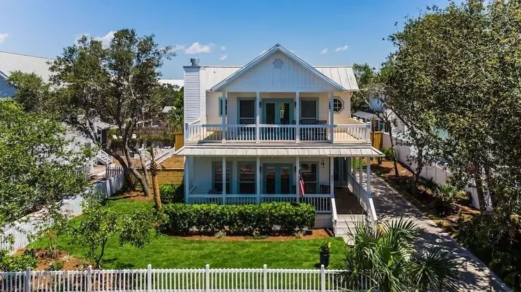 Magnolia Charms by Avantstay 2 Mins TO Beach Pet Friendly, BBQ & Balcony Views!