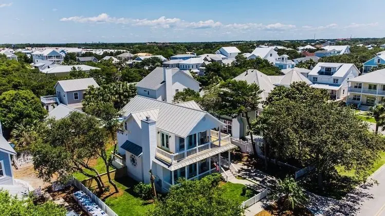 Magnolia Charms by Avantstay 2 Mins TO Beach Pet Friendly, BBQ & Balcony Views!