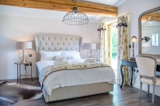 Magnolia, Kingfishers