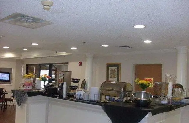 Magnuson Hotel Park Suites