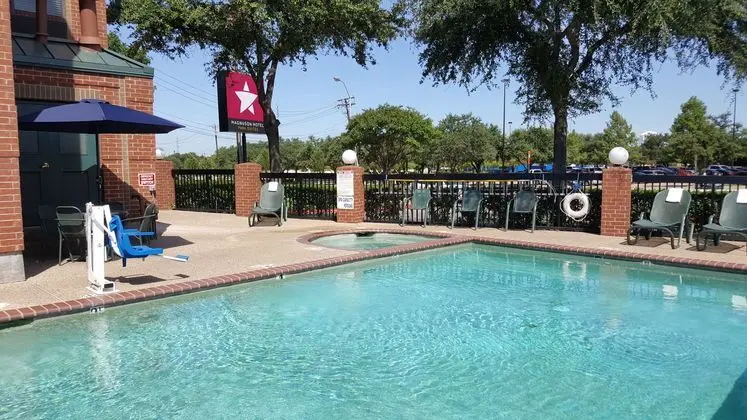 Magnuson Hotel Park Suites