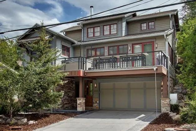 Main Street Escape by Avantstay Stunning Home Right off Main Street w/ Hot Tub & Large Deck