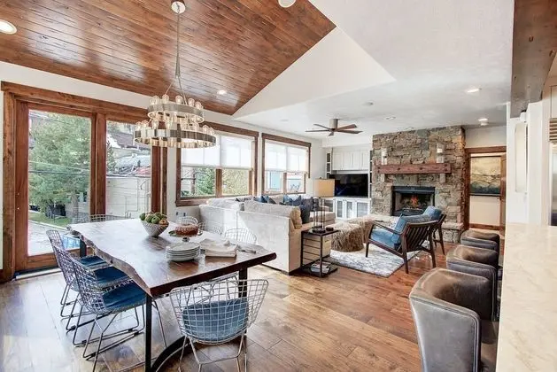 Main Street Escape by Avantstay Stunning Home Right off Main Street w/ Hot Tub & Large Deck - İç Mekan