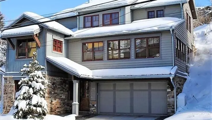 Main Street Escape by Avantstay Stunning Home Right off Main Street w/ Hot Tub & Large Deck - İç Mekan