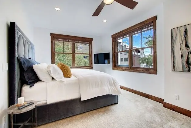 Main Street Escape by Avantstay Stunning Home Right off Main Street w/ Hot Tub & Large Deck - İç Mekan