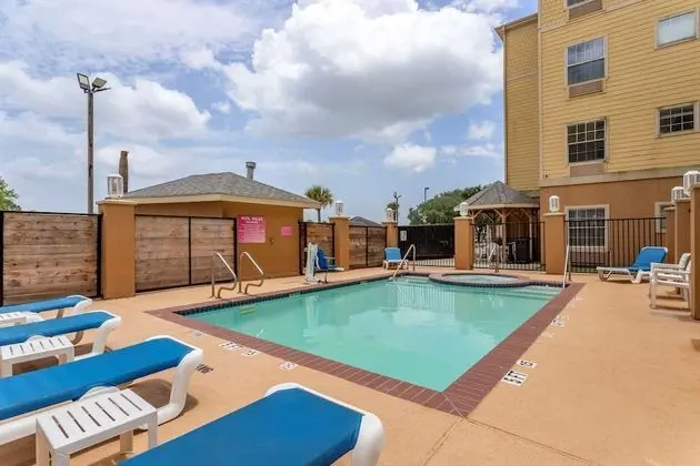 MainStay Suites Port Arthur - Beaumont South - Havuz