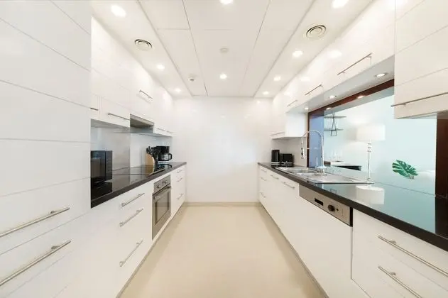 Maison Privee - 5* Apt with 2BR in Downtown Dubai - Mutfak