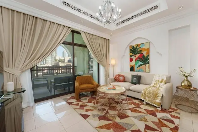 Maison Privee - Downtown Dubai Apt w/ Burj Khalifa and Dubai Mall Vw
