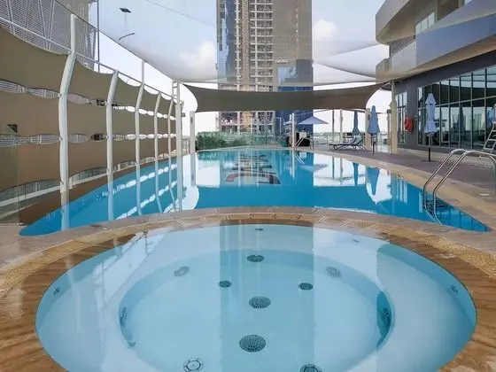 Maison Privee - Luxury Urban Retreat w/ Burj Khalifa Views - Havuz