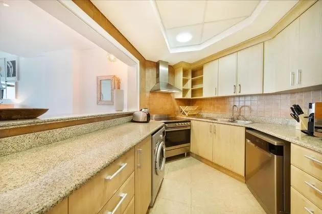 Maison Privee - Modern & Bright Apt w/ Sea Front Views of Burj al Arab - Mutfak