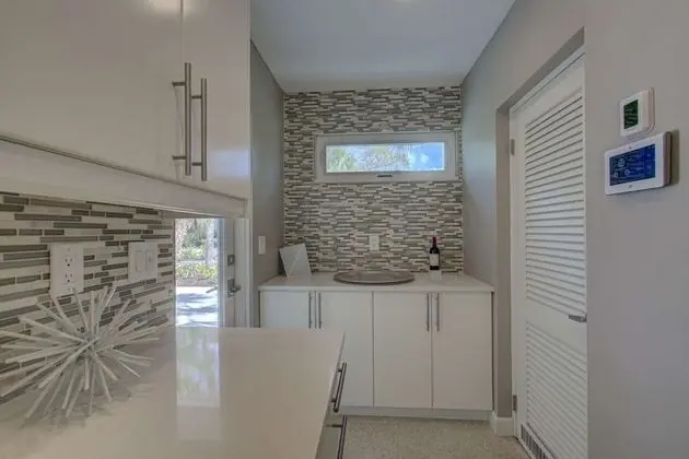 Majestic Mid-century Modern Pool Home - Mutfak