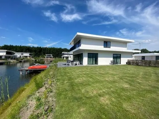 Majestic Villa in Zeewolde With Garden - Dış Mekan