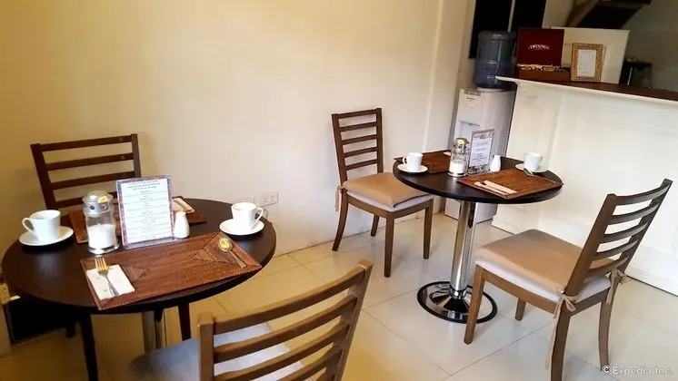 Makati Riverside Inn - Yerinde Yemek