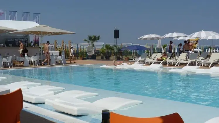 Mamaia Rent Apartments - Havuz