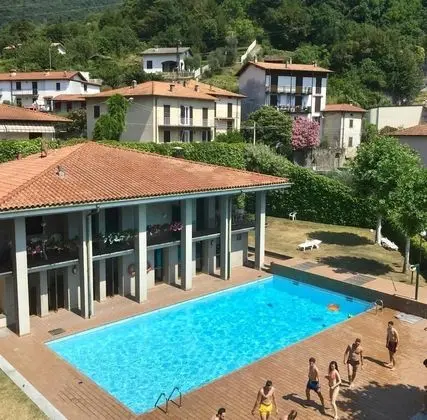 Mamma Ciccia Holiday Home - Front Lake Apartment, beach and swimming pool
