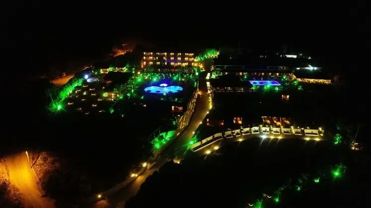 Manaspark Deluxe Hotel - 7